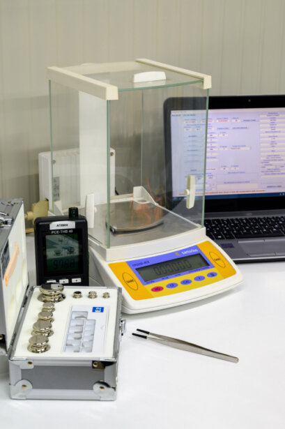 Postazione di laboratorio con bilancia e pesi campione